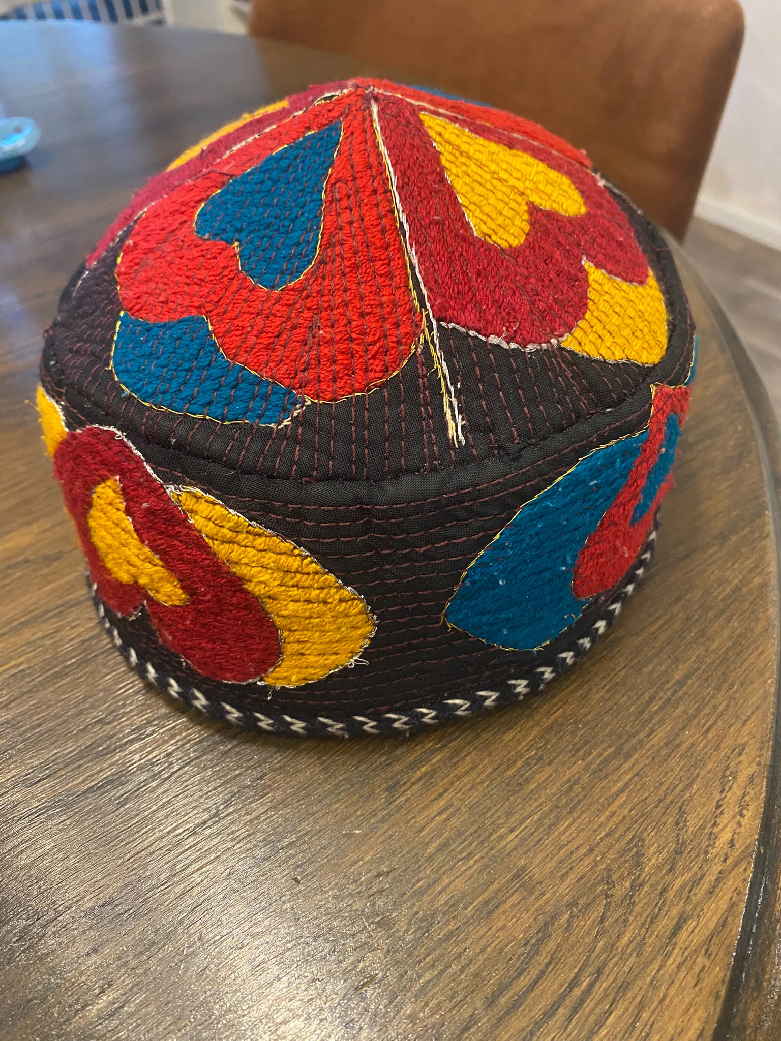 Handgeborduurde Oezbeekse kufi uit Afghanistan